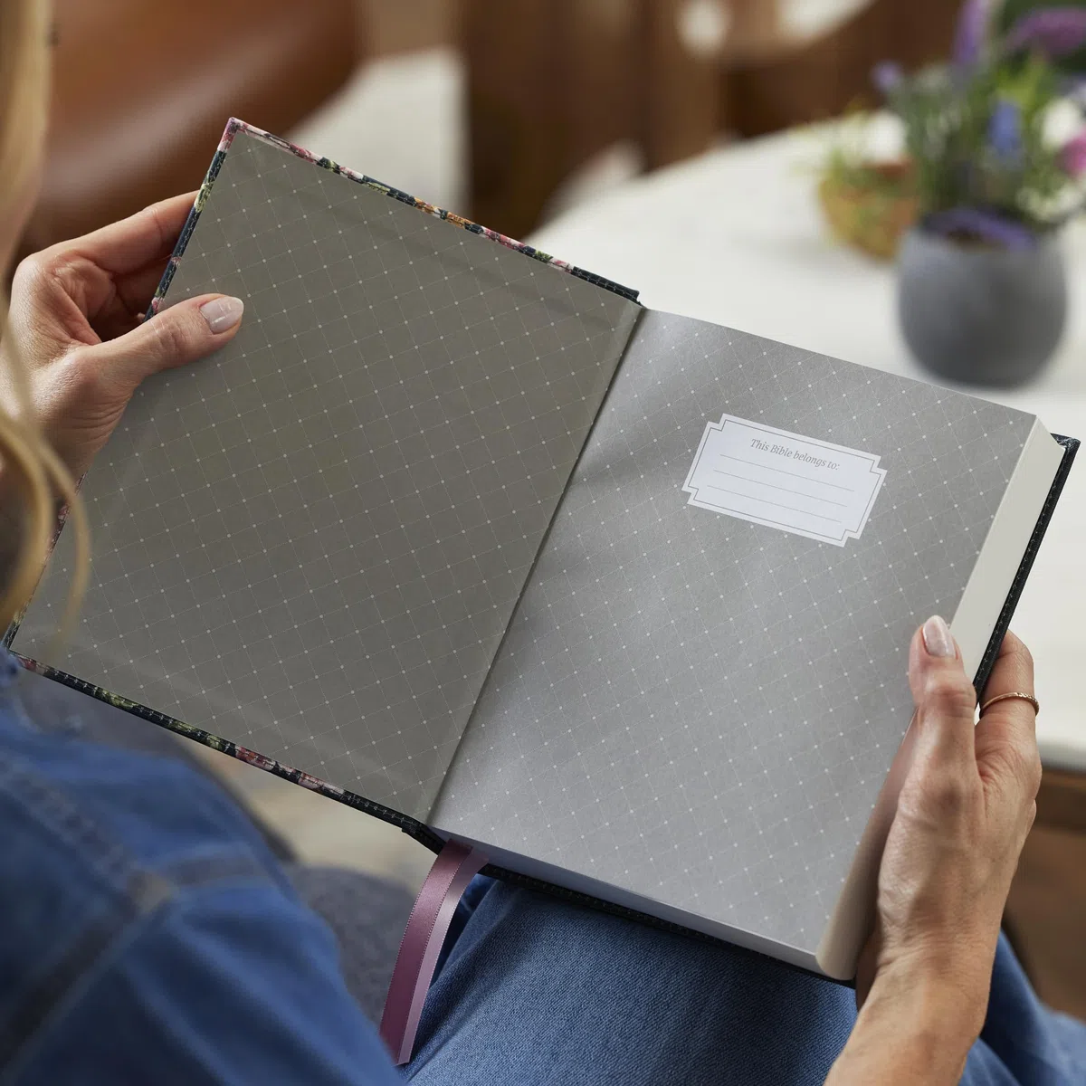 NKJV, Journal the Word Bible, Cloth over Board, Gray Floral, Red Letter, Comfort Print: Reflect, Journal, or Create Art Next to Your Favorite Verses
