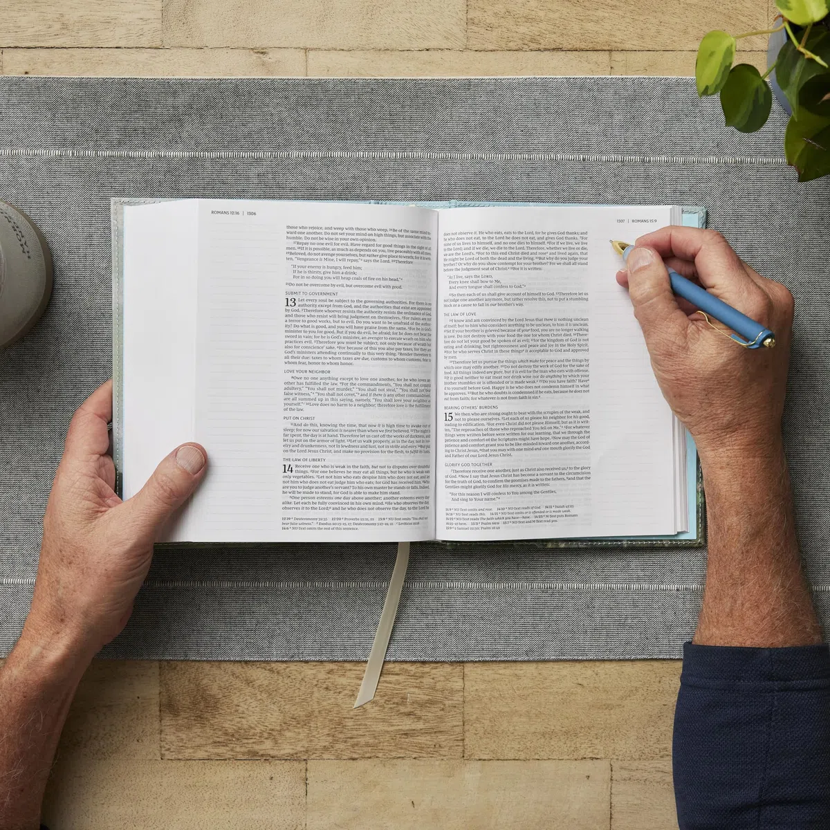 NKJV, Journal the Word Bible, Cloth over Board, Gray Floral, Red Letter, Comfort Print: Reflect, Journal, or Create Art Next to Your Favorite Verses