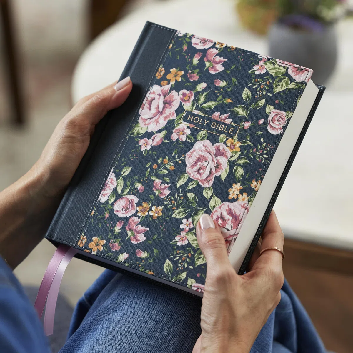 NKJV, Journal the Word Bible, Cloth over Board, Gray Floral, Red Letter, Comfort Print: Reflect, Journal, or Create Art Next to Your Favorite Verses